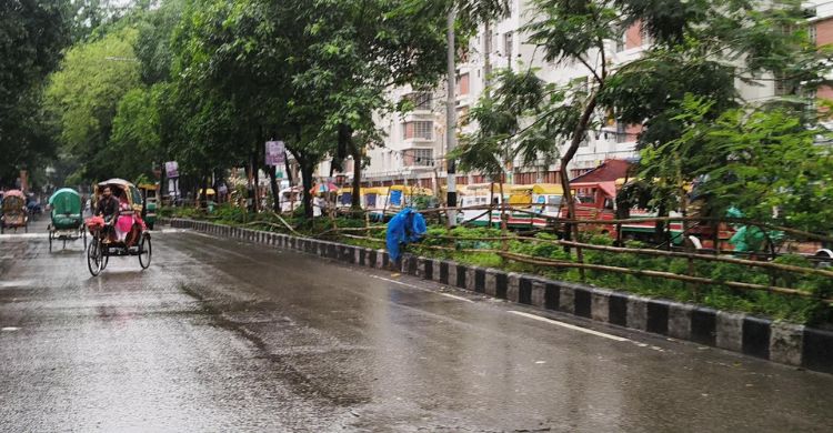 ফাঁকা ঢাকায় বৃষ্টির বাগড়া
