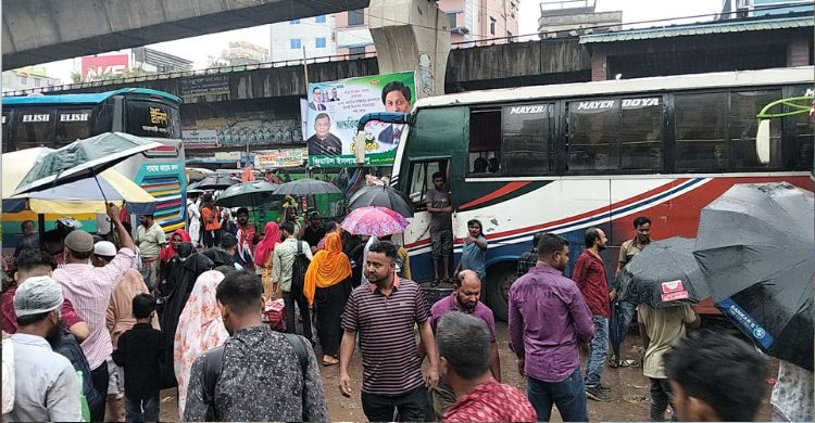 দূরপাল্লার গাড়ি না পেয়ে ভরসা লোকাল বাসে, নিচ্ছে বাড়তি ভাড়া