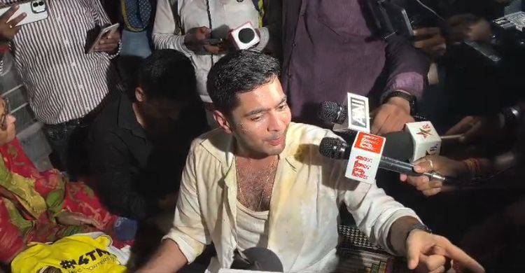 অভিষেক ব্যানার্জিকে দেখে চোর-চোর স্লোগান, মারা হলো চড়-ঘুষি