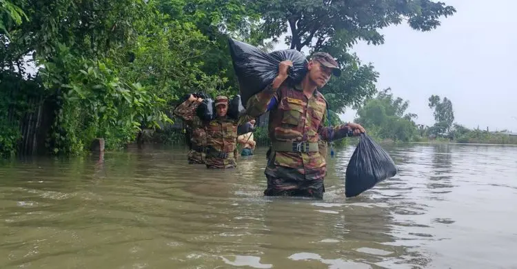 হাটহাজারী ও ফটিকছড়িতে সেনাবাহিনীর ত্রাণ বিতরণ