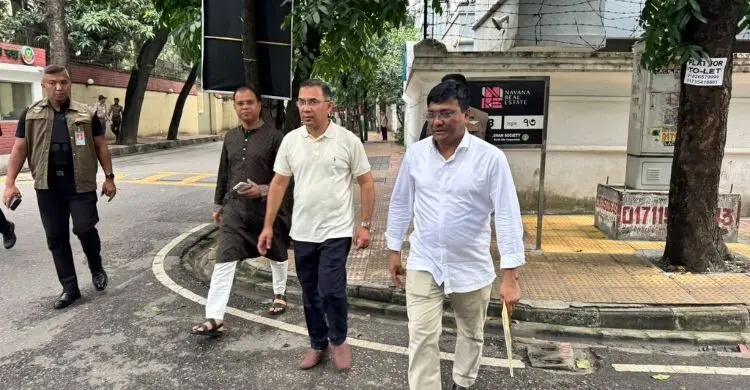 হেঁটে রাজনৈতিক কার্যালয়ে গেলেন প্রধানমন্ত্রী