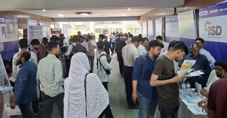 বিডিজবস চাকরি মেলায় উপচে পড়া ভিড়