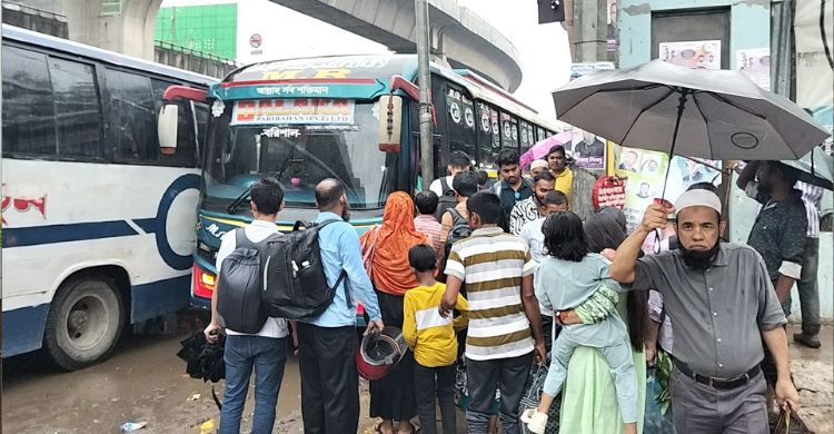দূরপাল্লার গাড়ি না পেয়ে ভরসা লোকাল বাসে, নিচ্ছে বাড়তি ভাড়া