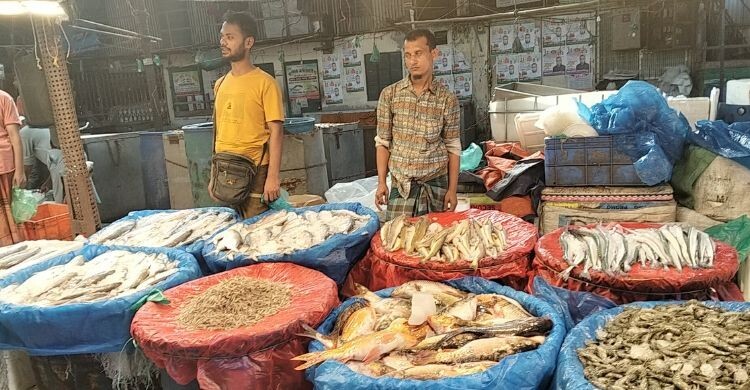 সবজি-মাছের বাজার ফাঁকা, ফলের আড়তে টুকটাক বেচাকেনা