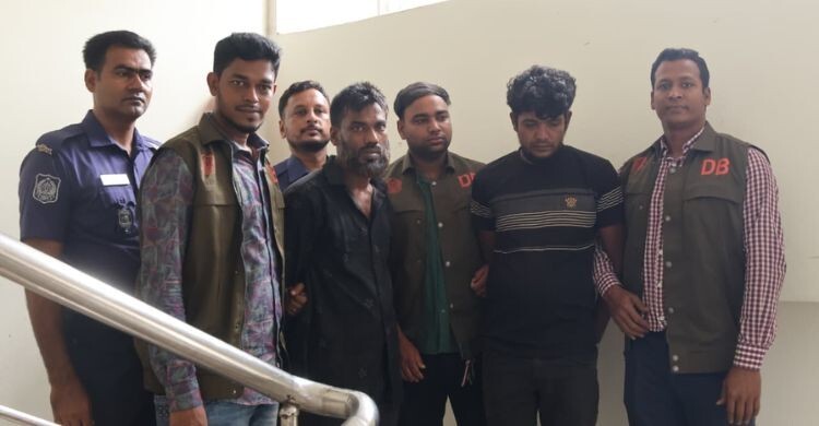 সন্দ্বীপে তিনটি এলজিসহ গ্রেফতার ২
