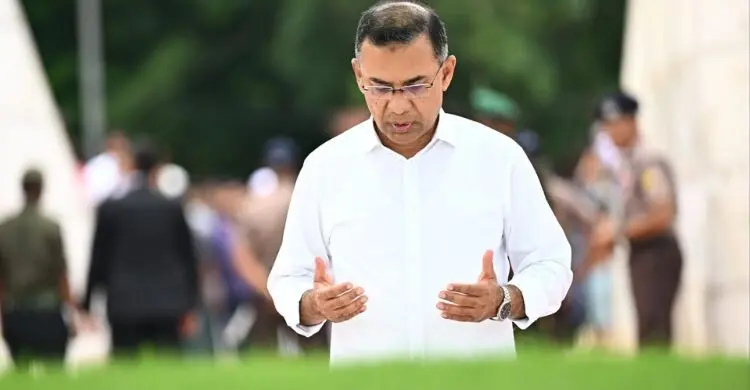 মা-বাবার কবর জিয়ারত করলেন প্রধানমন্ত্রী