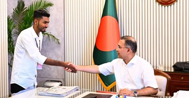 প্রধানমন্ত্রীর হাতে রক্তমাখা জাতীয় পতাকা তুলে দিলেন জুলাই আহত আজিজুর