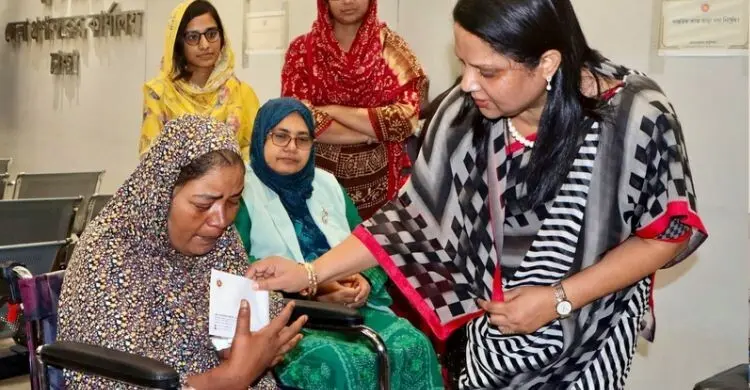 পা হারানো নার্গিসের পাশে জেলা প্রশাসন, হবে মুদি দোকান