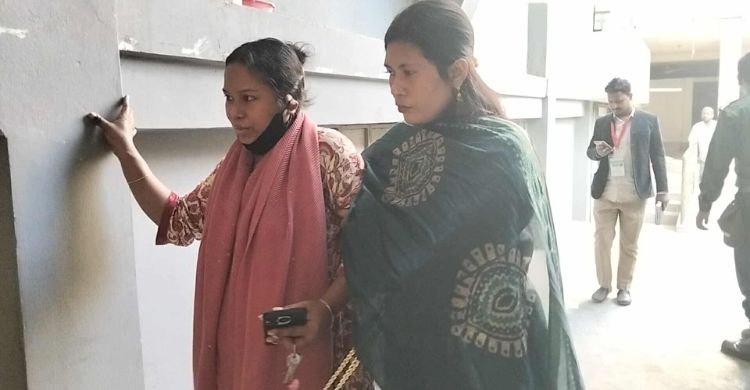 আগের রাতে জন্ম দেওয়া সন্তান নিয়ে ভোটকেন্দ্রে এলেন তানজিলা