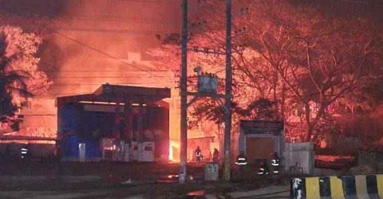 কক্সবাজারে এলপি গ্যাস পাম্পে ভয়াবহ অগ্নিকাণ্ড