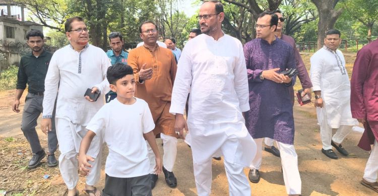 প্রকৃত অবস্থা দেখতে টিকিট কেটে চিড়িয়াখানায় প্রবেশ প্রতিমন্ত্রী টুকুর