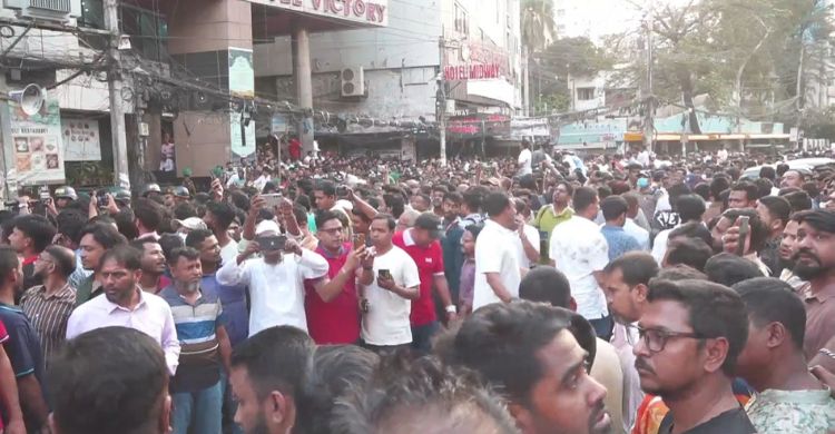 নয়াপল্টনে বিএনপি কার্যালয়ে তারেক রহমানের আগমন ঘিরে নেতাকর্মীদের ঢল