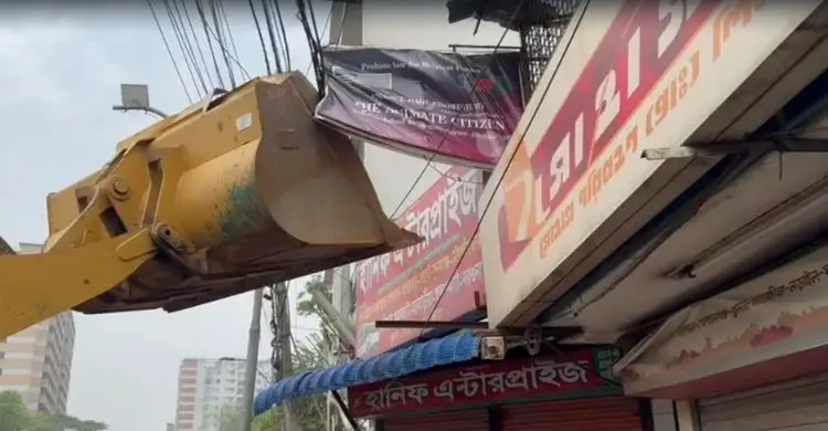 সায়েদাবাদ বাস টার্মিনাল এলাকায় অবৈধ কাউন্টার উচ্ছেদে অভিযান/ছবি: জাগো নিউজ