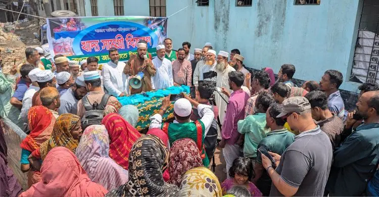 রাজধানীতে আগুনে ক্ষতিগ্রস্তদের মধ্যে জামায়াতের খাদ্য-বস্ত্র বিতরণ