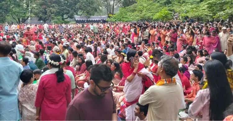 সমবেত কণ্ঠে জাতীয় সংগীতের মধ্য দিয়ে শেষ হলো বর্ষবরণ