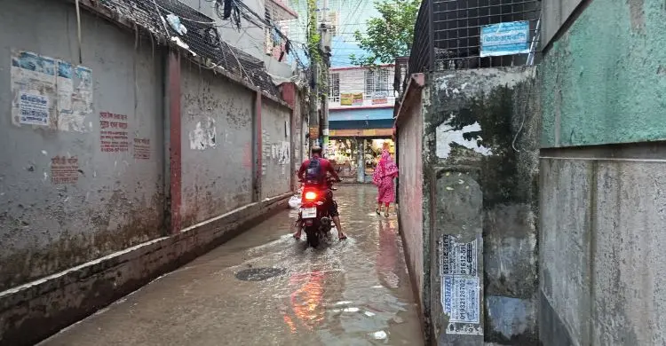 ভোরের বৃষ্টিতে রাতেও নামেনি সড়কের পানি, দুর্ভোগে বাসিন্দারা