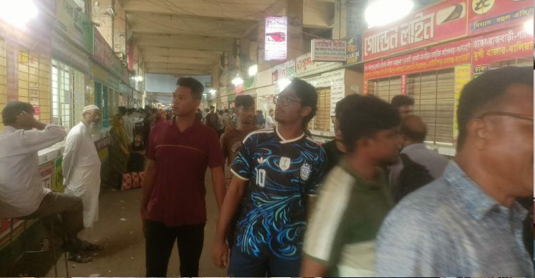 ঘরমুখো মানুষের চাপ গাবতলীতে, মিলছে না বাসের টিকিটি