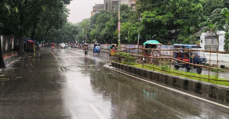 ফাঁকা ঢাকায় বৃষ্টির বাগড়া