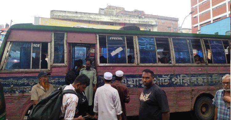 ঈদযাত্রায় গুলিস্তানে জনস্রোত, কাউন্টারে মিলছে না টিকিট
