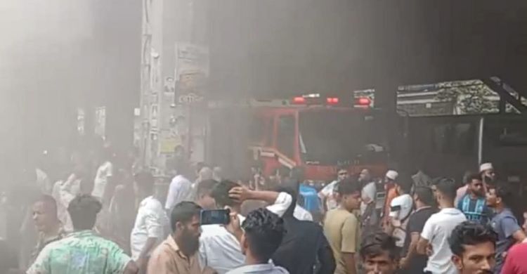 মিরপুরের পূরবী মার্কেটে আগুন, নিয়ন্ত্রণে ফায়ার সার্ভিসের ২ ইউনিট