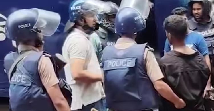 আন্দোলনরত পোশাকশ্রমিকদের সঙ্গে পুলিশের পাল্টাপাল্টি ধাওয়া