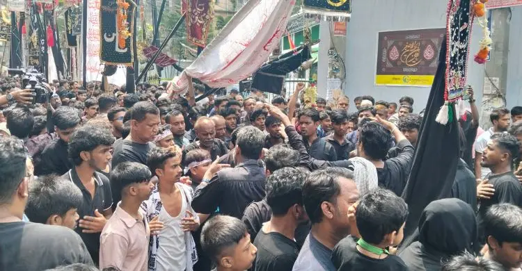 ‘ইয়া হোসেন, হায় হোসেন’ ধ্বনিতে মাতম তাজিয়া মিছিলে