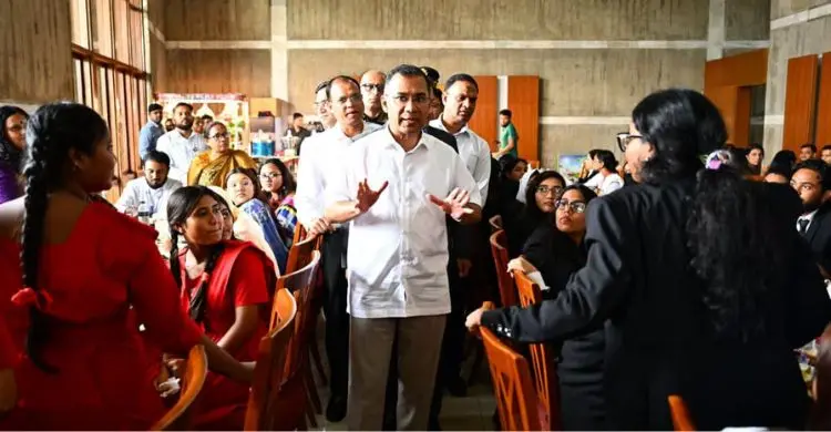 প্রধানমন্ত্রীর সঙ্গে সেলফি তুলে উচ্ছ্বসিত শিক্ষার্থীরা