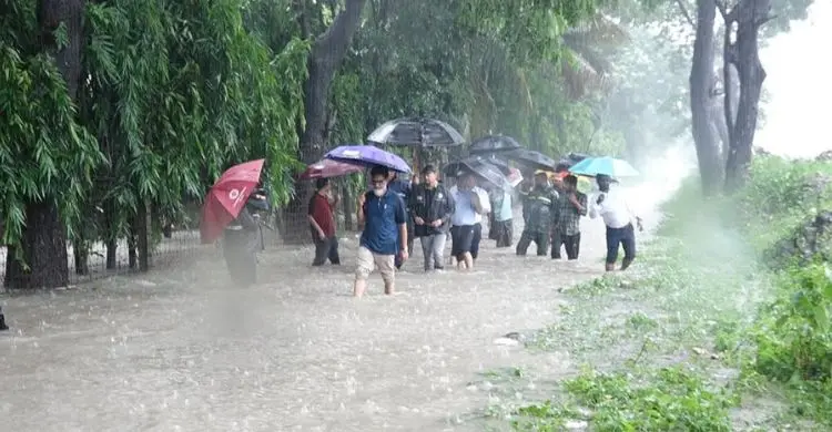 জলাবদ্ধতায় স্থবির উত্তর চট্টগ্রাম, থমকে গেলো যোগাযোগ-শিক্ষা কার্যক্রম