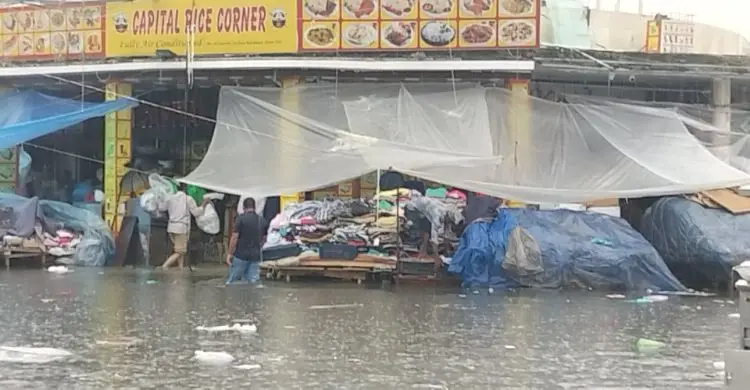 নিউমার্কেটে হাঁটুপানি, মালামাল বাঁচাতে ব্যস্ত ব্যবসায়ীরা