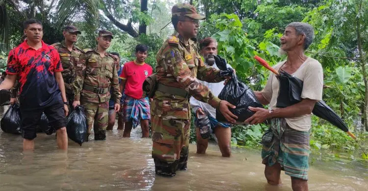 হাটহাজারী ও ফটিকছড়িতে সেনাবাহিনীর ত্রাণ বিতরণ