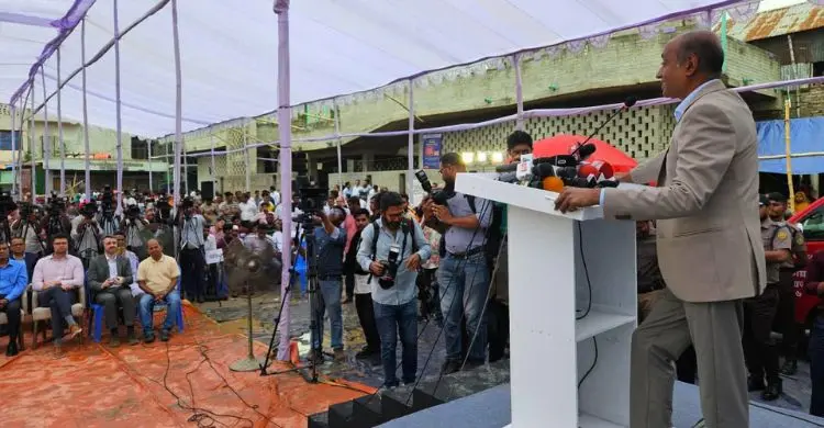 কড়াইল বস্তিতে ভ্রাম্যমাণ আইনি সেবা ক্যাম্প, পরামর্শ দিলেন আইনমন্ত্রী