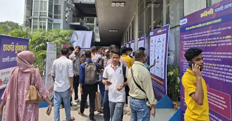 বিডিজবস চাকরি মেলায় উপচে পড়া ভিড়