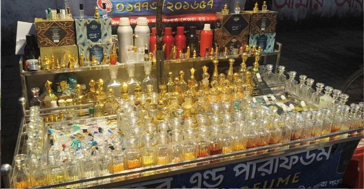আতর-টুপির দোকানে উপচে পড়া ভিড়