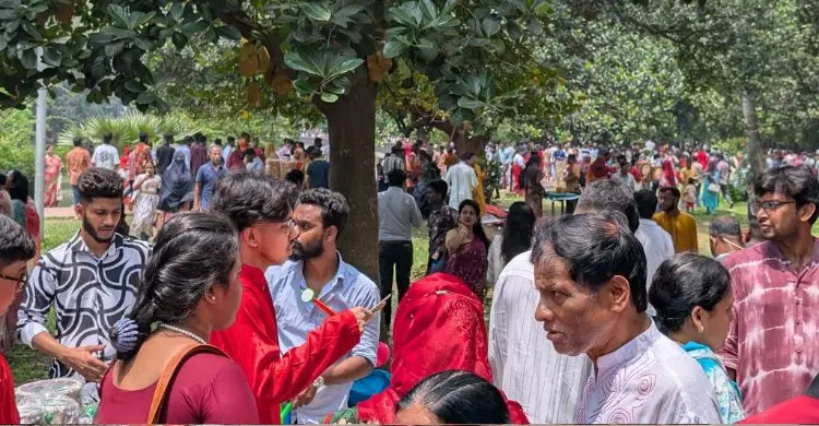 রমনা পার্কে বর্ষবরণের বর্ণিল আয়োজন