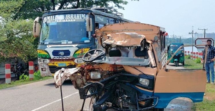 কর্ণফুলীতে উল্টো পথে আসা বাস ধাক্কা দিলো লেগুনায়, তিনজন নিহত