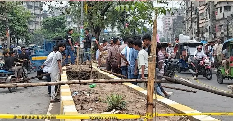 ধোলাইখালে সড়ক বিভাজকে ধস, এক পাশে যান চলাচল বন্ধ