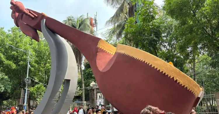 মেট্রোরেল স্টেশনের ছাদে লেগে ভাঙলো নববর্ষের মোটিফ