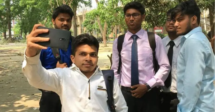 ক্যাম্পাসে বন্ধুদের সঙ্গে সেলফিতে জাহিদ হাসান/ ছবি: ফেসবুক থেকে নেওয়া