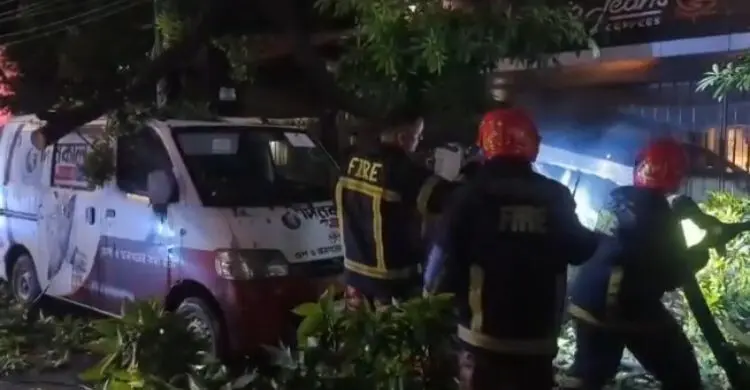 গুলশানে মাইক্রোবাসের ওপর গাছের ডাল, ৪ সাংবাদিককে উদ্ধার করলো পুলিশ