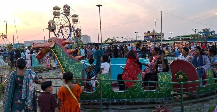 ঈদের ছুটিতে ‘মিনি কক্সবাজারে’ দর্শনার্থীর ভিড়