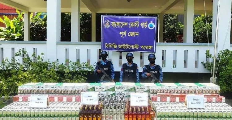 পতেঙ্গায় ৫৩ লাখ টাকার বিদেশি মদ, বিয়ার ও সিগারেট জব্দ