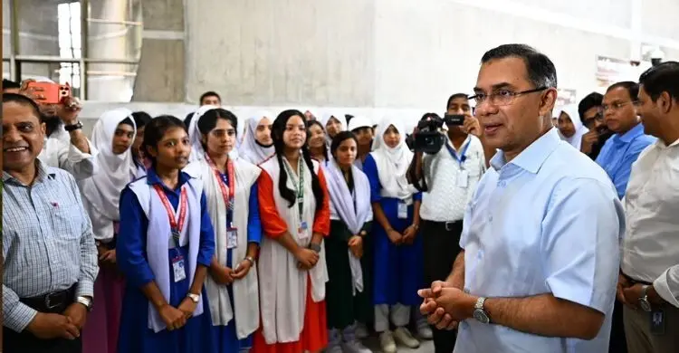 অধিবেশনের ফাঁকে শিক্ষক-শিক্ষার্থীদের সঙ্গে দেখা করলেন প্রধানমন্ত্রী