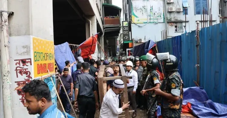 মিরপুর-১০ মেট্রোরেল স্টেশন এলাকায় ডিএমটিসিএলের উচ্ছেদ অভিযান