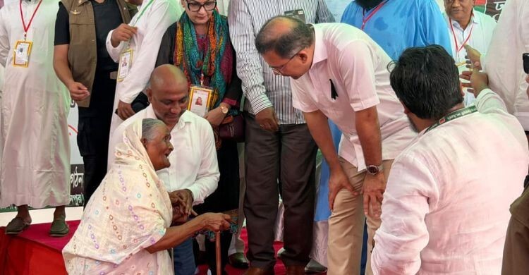 প্রধানমন্ত্রীকে কাছে পেয়ে স্বপ্নপূরণ নূরজাহান বেগমের