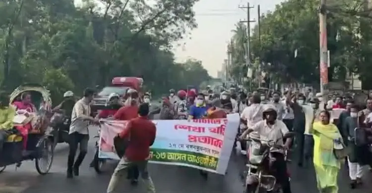 আওয়ামী লীগের মিছিলে পুলিশের ধাওয়া, ব্যানার ফেলে পালালো নেতাকর্মীরা