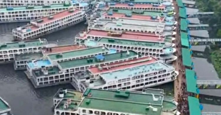 ভারী বৃষ্টিতে সদরঘাটে লঞ্চ চলাচল সাময়িক বন্ধ