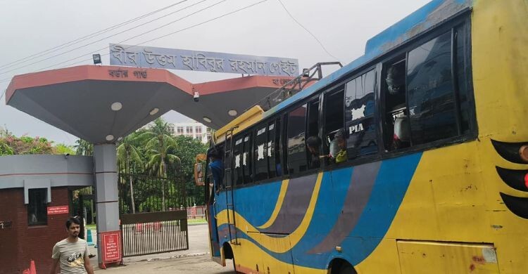 সাতক্ষীরা থেকে বাস রিজার্ভ করে পিলখানায় এলেন ৩৬ কসাই
