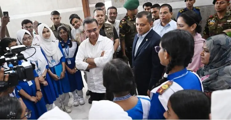 সংসদ অধিবেশন দেখতে আসা শিক্ষার্থীদের সঙ্গে প্রধানমন্ত্রীর সাক্ষাৎ