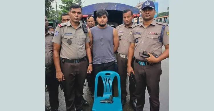 বেপরোয়া স্পোর্টস কার ধাওয়া করে যুবক আটক, মিললো বিদেশি পিস্তল