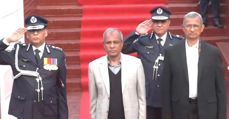 রাজারবাগ পুলিশ স্মৃতিসৌধে স্বরাষ্ট্র উপদেষ্টার শ্রদ্ধা